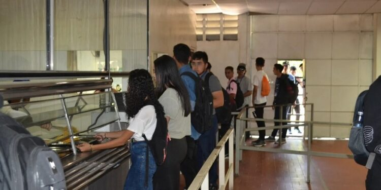 ReporteYa's tweet image. #23Abr #Lara #Educación
Estudiantes de la UNEXPO Barquisimeto denuncian déficit en el comedor universitario, señalando que las providencias solo cubren a 40 alumnos y exigiendo atención urgente ante la afectación a la mayoría. - @monitoreamos
