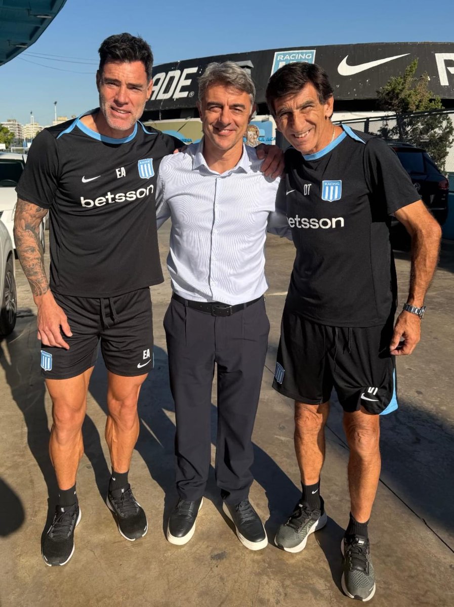 RacingManiacos's tweet image. GUSTAVO COSTAS Y NACHO GONZÁLEZ JUNTO AL PIOJO LÓPEZ QUE ESTUVO DE VISITA EN EL #CILINDRO 📷