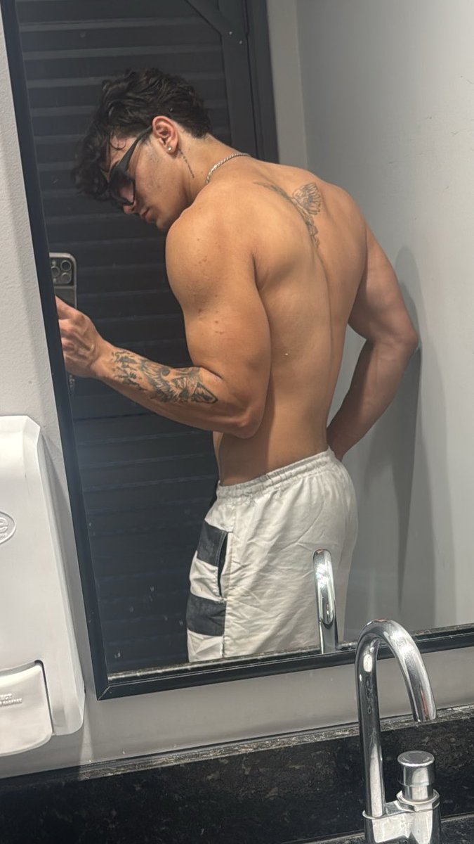 imagina ir no banheiro e ter essa visão