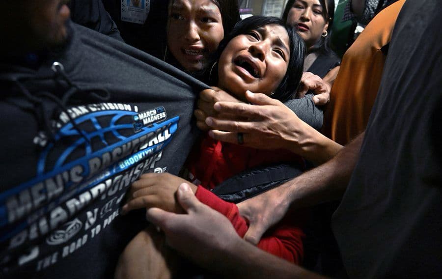 ElviaYolandaMC's tweet photo. El drama de las familias migrantes separadas por el ICE en EEUU, fue la foto del año del World Press Photo 2026.

La imagen de Carol Guzy es poderosa porque resume el momento que vivimos las y los migrantes en EEUU; capta el dolor frente a las políticas migratorias de Trump. https://t.co/NwNG8jf1nq