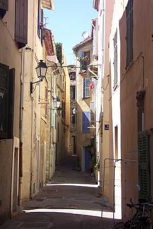 france_images's tweet image. The seaside town of Antibes on the French Riviera sunlit beaches, historic ramparts, 

The Picasso Museum and Port Vauban's yachts. Provençal markets, azure waters and timeless Mediterranean charm. See more: buff.ly/3y9e93v 

#France 🇨🇵 #travel #photo