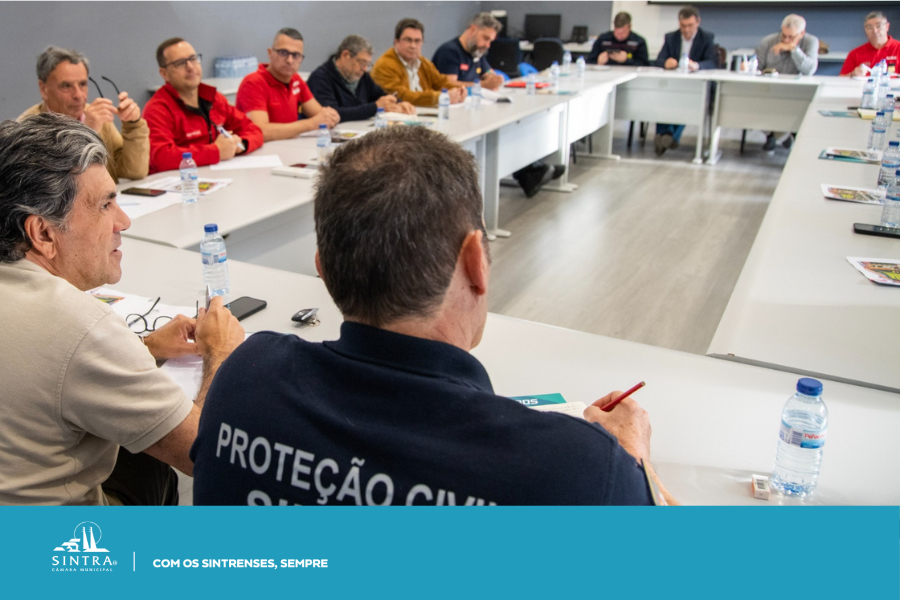 camaradesintra's tweet image. Marco Almeida continua ao lado de quem defende os Sintrenses sem nada pedir em troca. Hoje foi dia de reunião com todas as associações de bombeiros voluntários do concelho.

#sintra #camaradesintra #comossintrensessempre