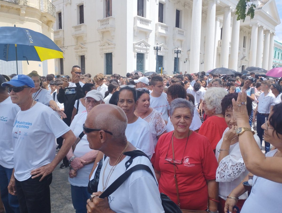 #VillaClaraConTodos  desde el parque de la ciudad de Marta y Ché se realiza la convocatoria para  el #1eroDeMayo los Educadores presente con el compromiso de participar.🇨🇺 #LaPatriaSeDefiende. ¡Unidad y Victoria! <a href="/CubaMined/">MINED</a>
 <a href="/SuselyMorfaG/">Susely Morfa González</a> <a href="/MilaxyA/">Milaxy Yanet Sánchez Armas</a>