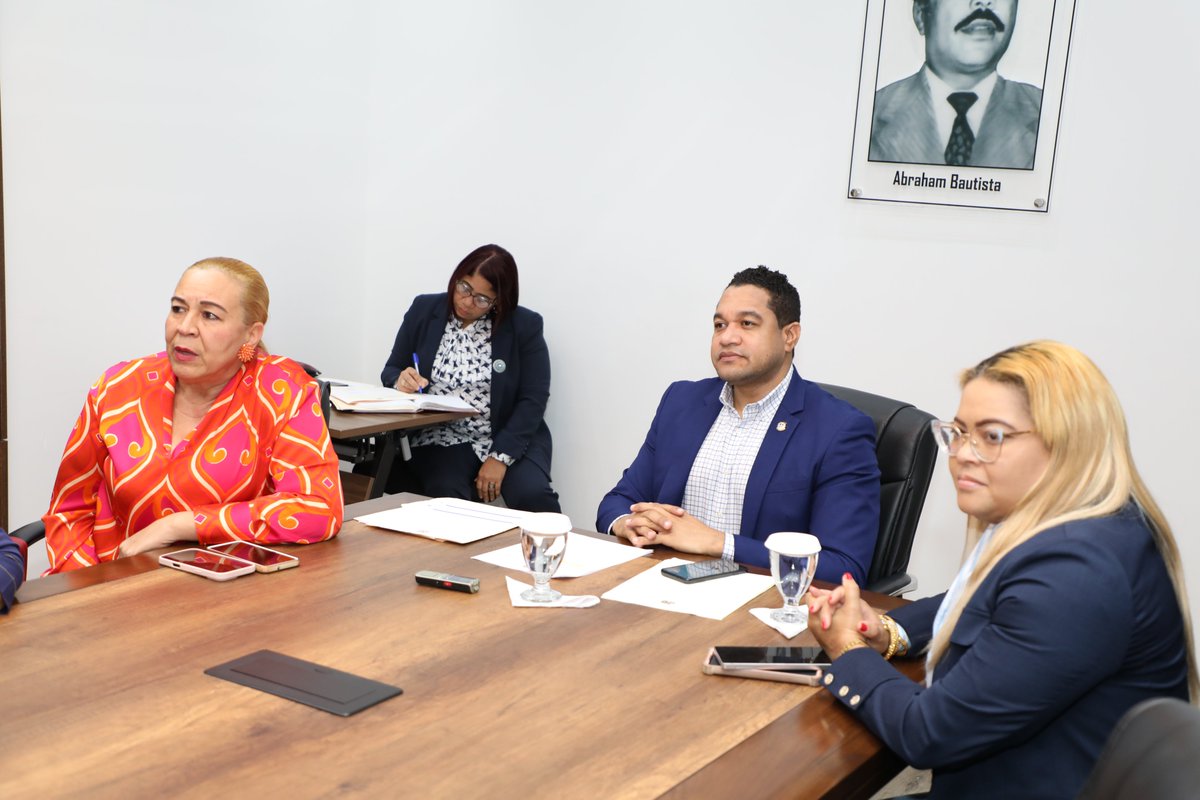 DiputadosRD's tweet photo. La Comisión Permanente de Reconocimientos, presentó a estudio la iniciativa del proyecto de resolución que reconoce a la empresa Hanesbrands Dos Ríos Textiles, por su destacada trayectoria y labor realizada durante diecisiete (17) años de servicios ininterrumpidos en favor de los mejores intereses de la provincia Monseñor Nouel y la Nación dominicana. Proponente: Nolberto Ortiz #DiputadosRD