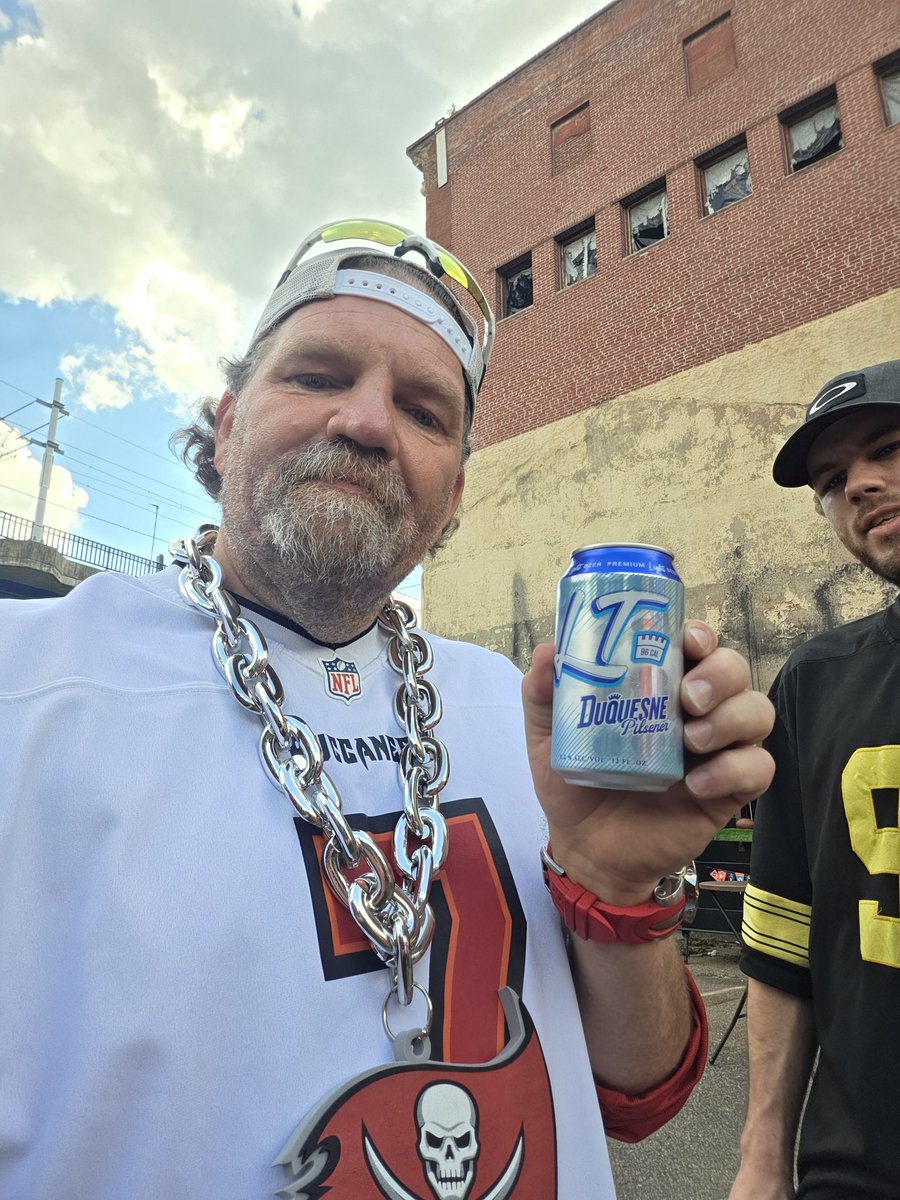 jjarvis01's tweet photo. Had a @DuquesneBeer at the @NFLDraft https://t.co/4fKoTfjOeZ