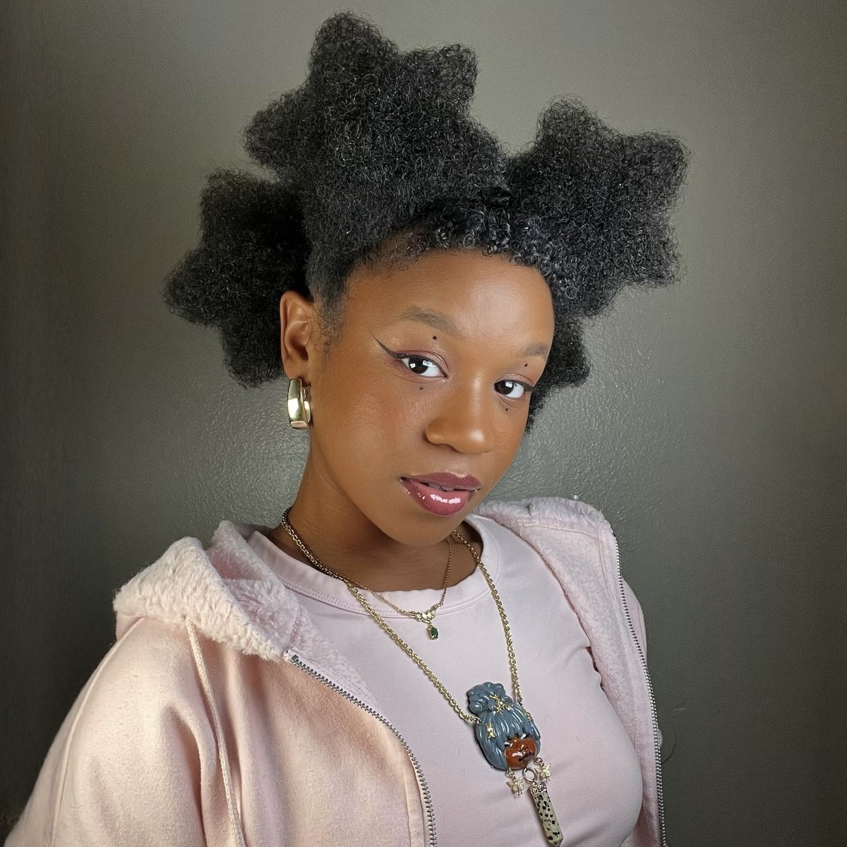 shesasolarbeing's tweet photo. Coiled micro bangs >> https://t.co/zaE4NxrWer
