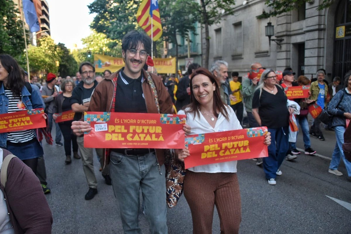 CUPNordOriental's tweet photo. 📚🌹✊ Acabem la diada amb la manifestació a #Girona de @StJordixLlengua.

És l'hora d'actuar pel futur del català! https://t.co/wGLEXBn6br