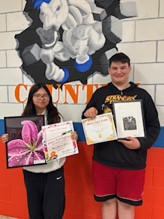 grmustangs's tweet photo. WTC Art Fair Results 🎨
Becca American Horse – 3rd Place WTC, Honorable Mention &amp; People’s Choice 🏆
Haley Dane – Honorable Mention
Conner Leo Norris – Honorable Mention
Arya Lukassen – Honorable Mention
Great work by these Mustang artists! 💙🧡 #GRMustangs https://t.co/QXbtZqsJSU