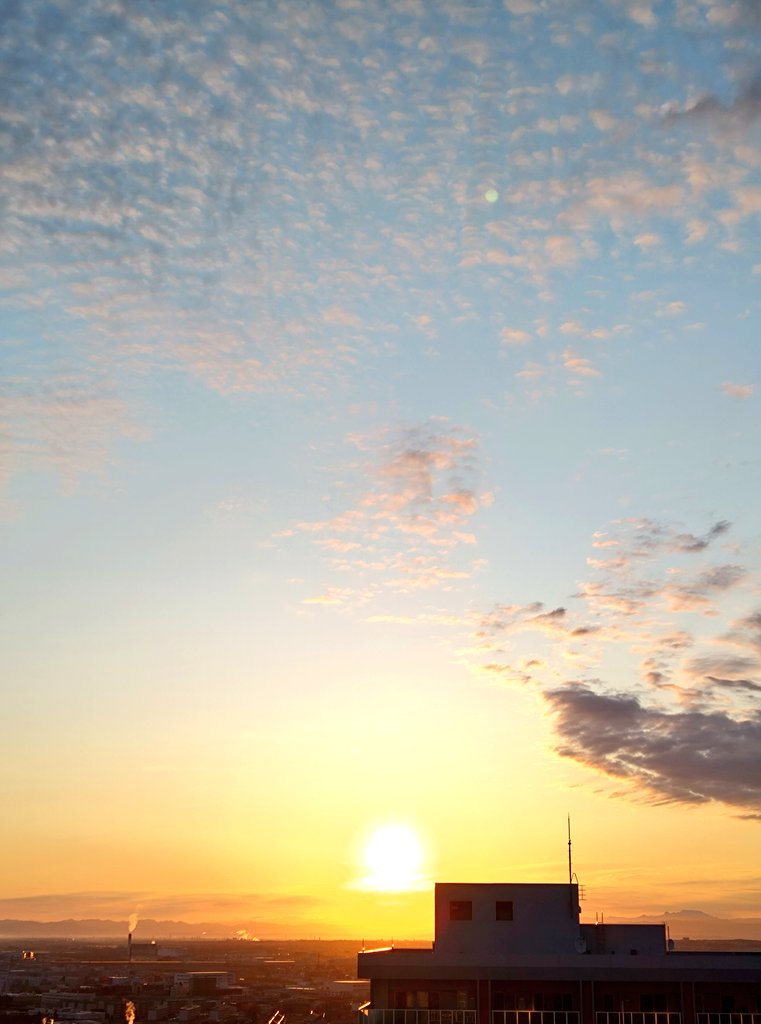 XVApf3iLwdJ4CSd's tweet image. 4月24日（金）☁/☀
気温  9℃/3℃
日の出4:39   日の入り18:27

おはようございます😊

今朝も5時前には陽の光が差し込み気持ち良い朝を迎えました✨
気温低くめ｡｡｡

今日一日健やかに
良い一日でありますように🍀

＃朝空 ＃日の出