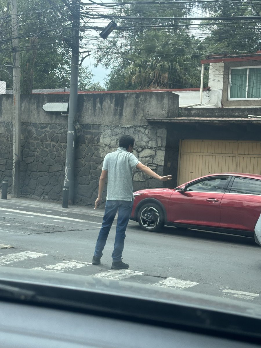 Javi_Koloff's tweet photo. Hola @UCS_GCDMX @locatel_mx un civil quiere dirigir el tráfico y solo lo entorpece en Avenida Contreras 401 esquina con calle Tarasquillo, Col. San Jerónimo Lídice, MAGDALENA CONTRERAS es reincidente todos los días a estas horas https://t.co/erF3UAB0d0