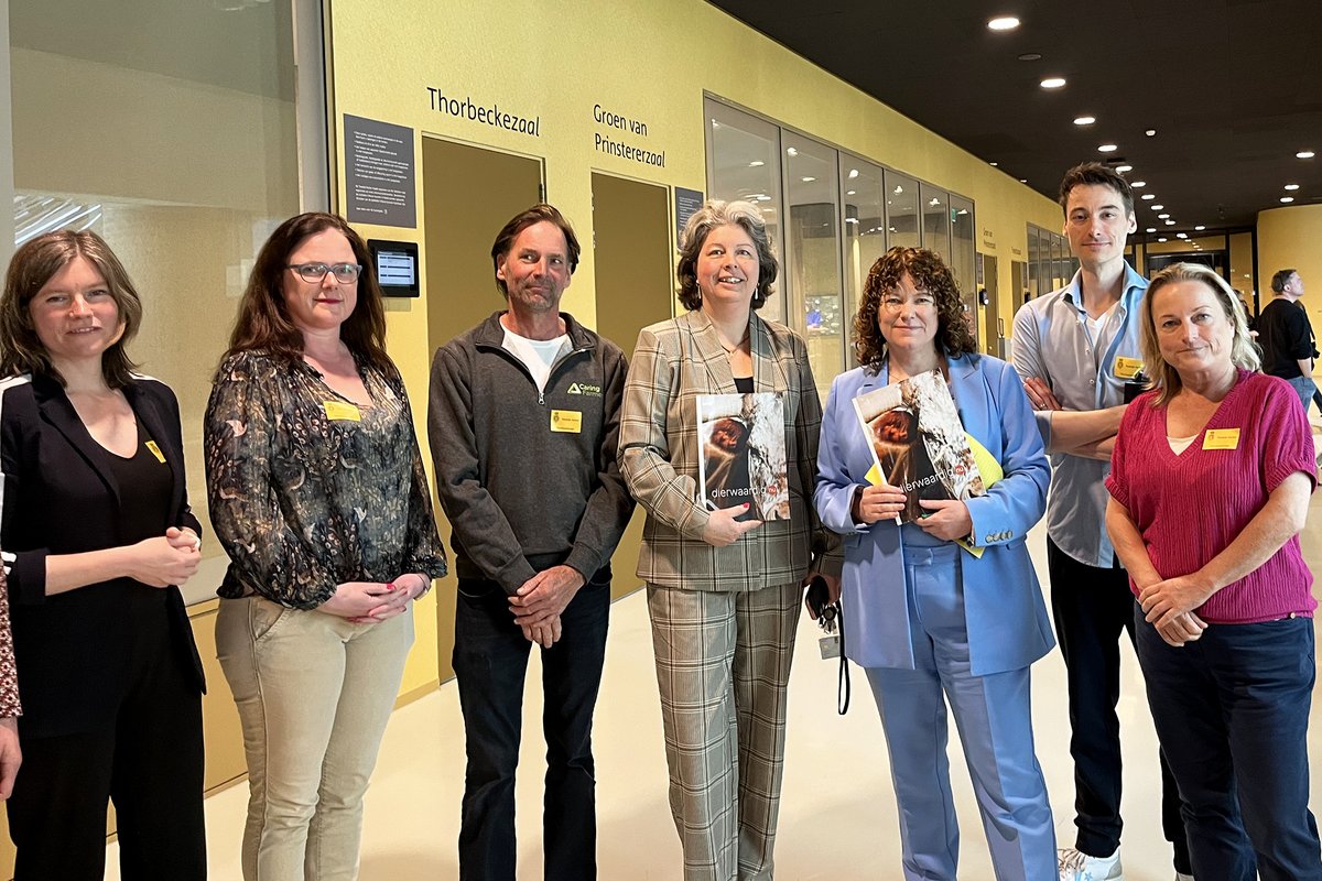 dierencoalitie's tweet photo. Samen met Caring Farmers, @Caring_Vets, @ciwfnl, @Dierbescherming en @WakkerDier overhandigden we het rapport Dierwaardig Nu aan Tweede Kamerleden @realDionGraus, Laura Bromet, @SandraBeckerman, @estherouwehand, @renatemas en @Annemarijke.
Lees meer 👉 https://t.co/AiwhImhD3A https://t.co/9TTviPWjbC