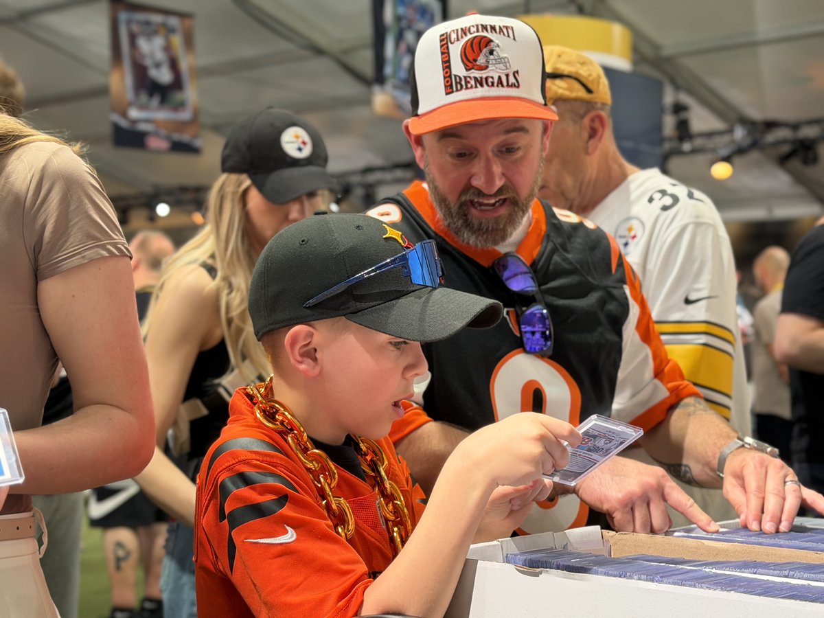 SCCTradingCards's tweet image. A story told in 3⃣ parts...

What card do you think he was showing his dad?

#NFLDraft #Topps