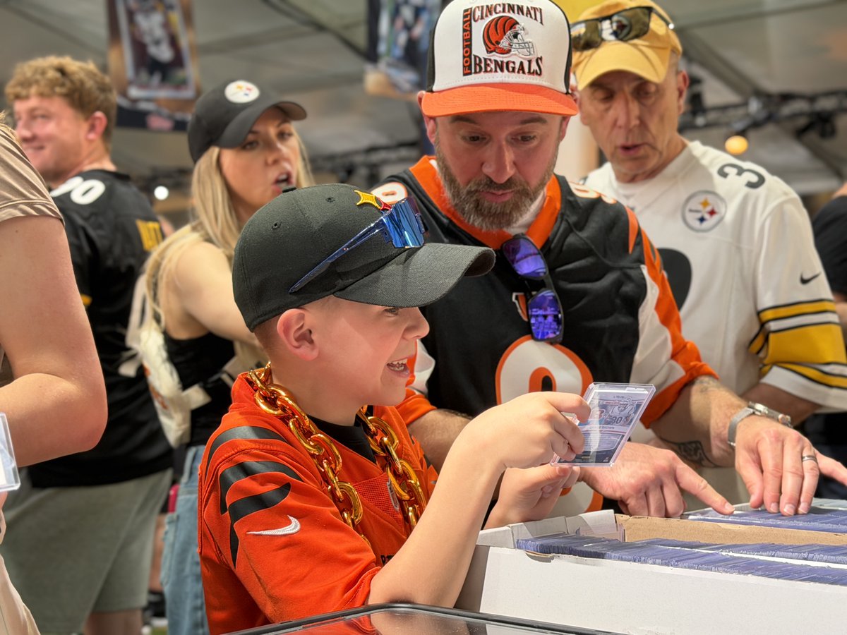 SCCTradingCards's tweet image. A story told in 3⃣ parts...

What card do you think he was showing his dad?

#NFLDraft #Topps