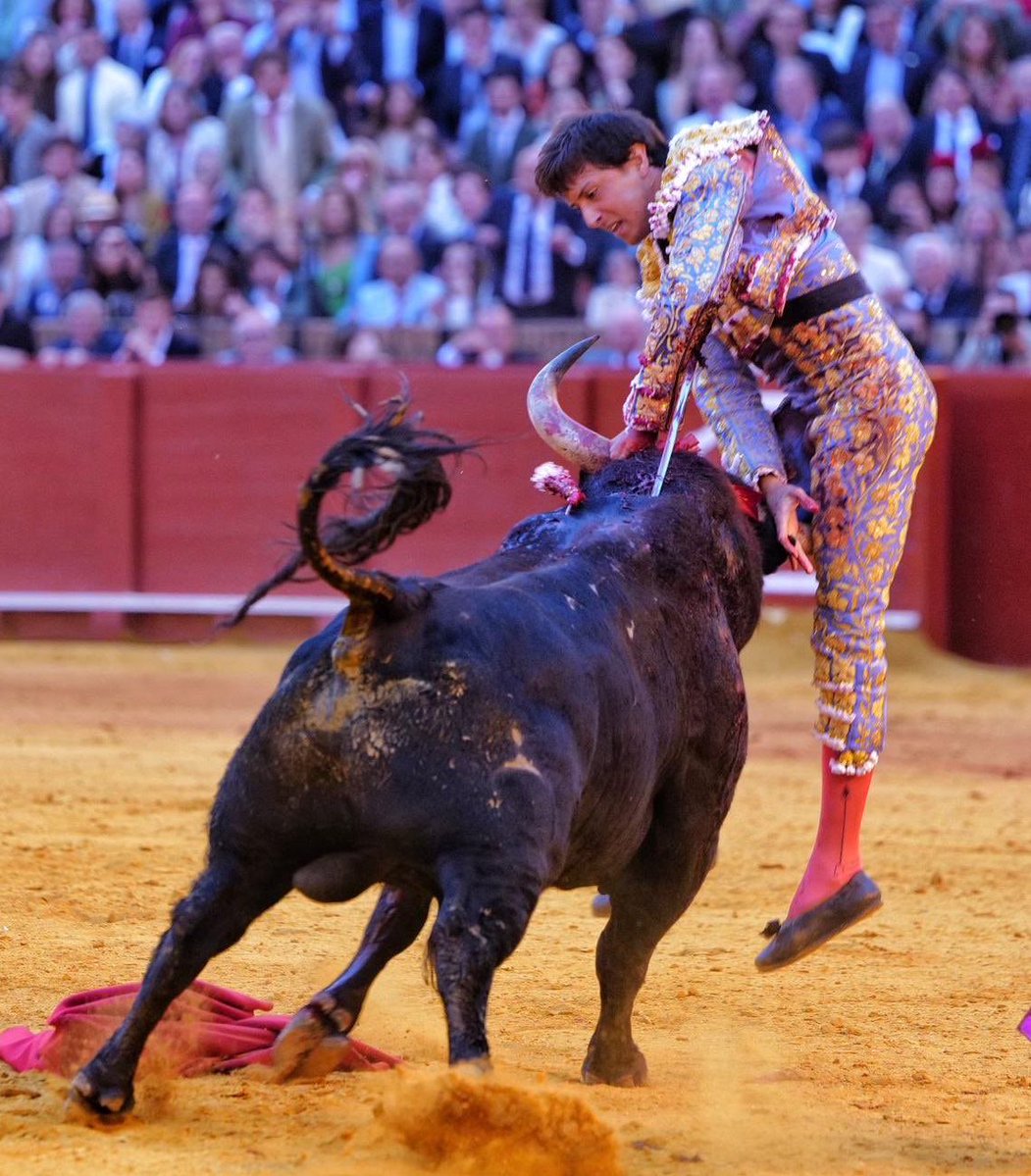 𝕷𝖆𝖚𝖗𝖆 𝕱𝖚𝖈𝖍𝖘 ♱ 🌹 tweet media