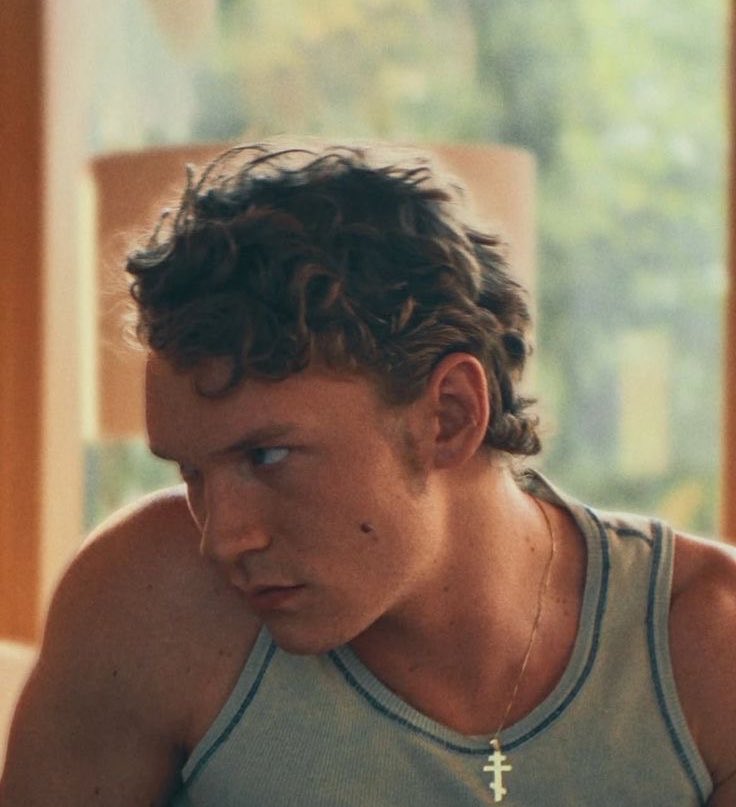 hoezanov's tweet image. the “ilya uses 3 in 1 shampoo” headcanons annoy me mostly because they make no sense. no one with curls like ilya’s is maintaining that hair with a 3 in 1 shampoo