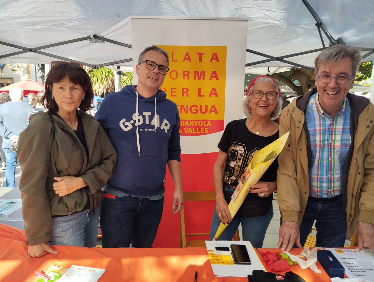 llenguacat_CAT's tweet photo. Una diada de Sant Jordi en la que hem fet present la llengua als carrers de molts indrets de Catalunya.

Hem estat a Argentona, Berga, Cerdanyola del Vallès, Girona ...

🧵 https://t.co/Mzdurcuo1t