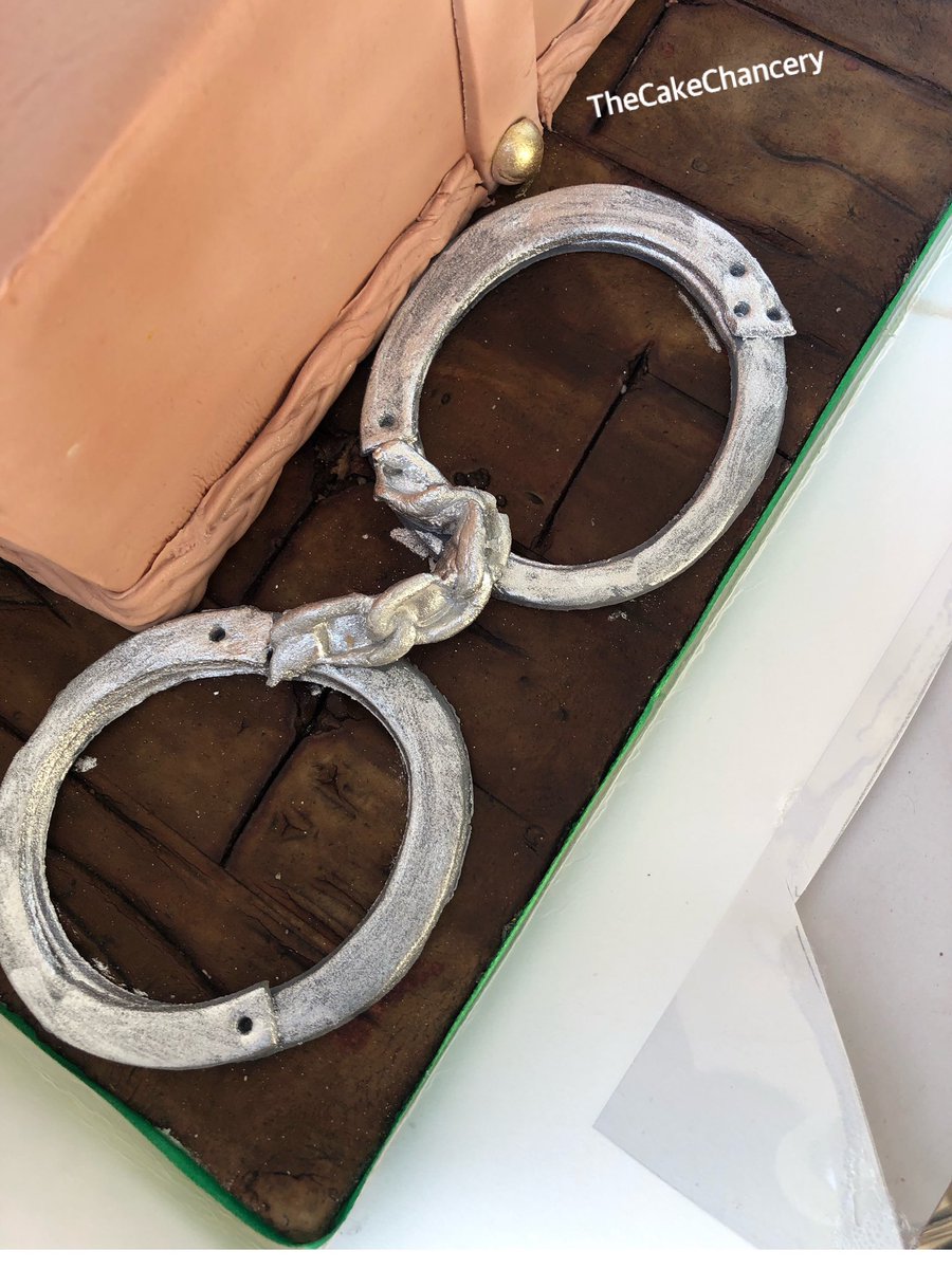 Uniform themed cake 
- the handcuffs ✅ 
Please help me Retweet 🙏🙏🙏🙏