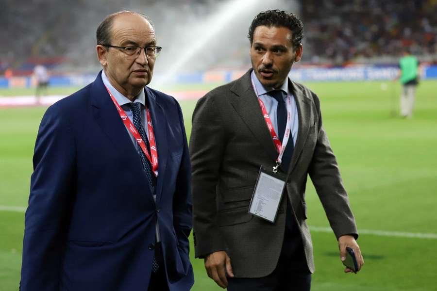 Pepe Castro fue lo suficientemente inteligente para dejar hacer a los que saben y apartarse a vivir bien. Junior, sin embargo, quiso mandar en todo, incluido en lo que no le correspondía, y fue arrinconando a todo profesional del club hasta hacerlos huir. Y así está, solo.