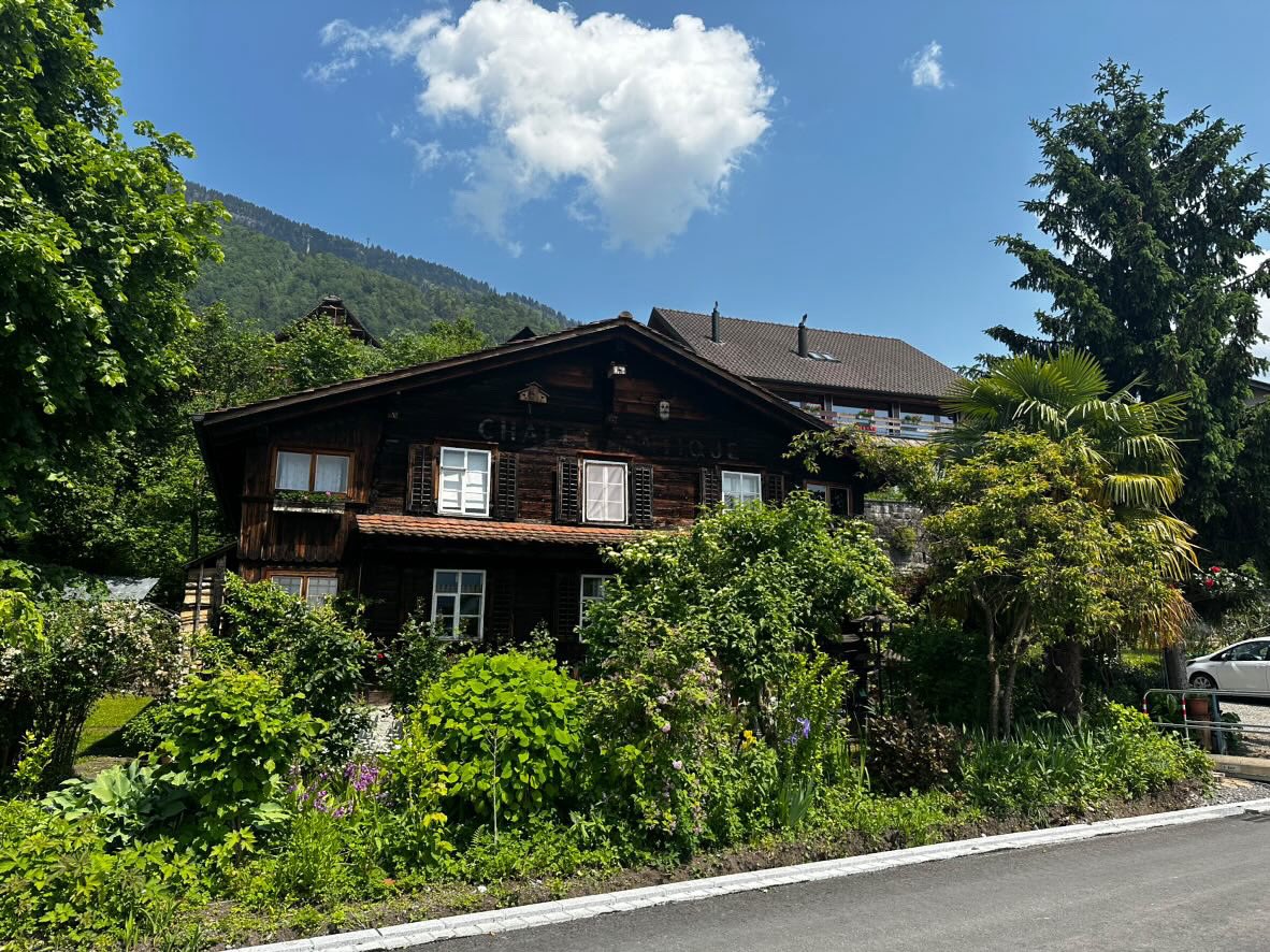 dalehauskins's tweet image. View of this Californian, homiesick home #ChaletAntique, (the oldest built Weggis house that survived a catastrophic landslide in 1795. Celebrating 500 years), as Los Angeles guitarist in renowned #Swiss Luzern @stadtluzern #progrock band #FlameDream flamedreammusic.com