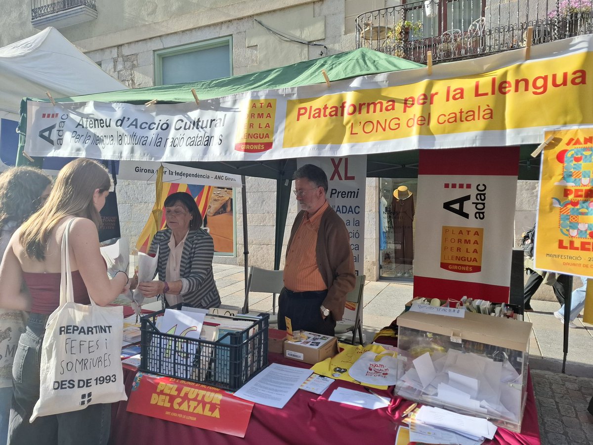ADACGirona's tweet photo. 🌹 Avui hem gaudit d'un Sant Jordi magnífic! Moltes gràcies a tothom qui ens ha visitat a la parada i felicitats a la coral per la cantada tan especial. 🎶📖 #SantJordi2026 https://t.co/nGkXGC1VsE