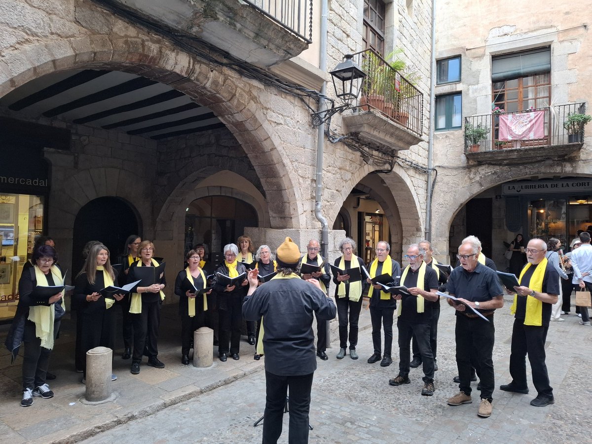 ADACGirona's tweet photo. 🌹 Avui hem gaudit d'un Sant Jordi magnífic! Moltes gràcies a tothom qui ens ha visitat a la parada i felicitats a la coral per la cantada tan especial. 🎶📖 #SantJordi2026 https://t.co/nGkXGC1VsE