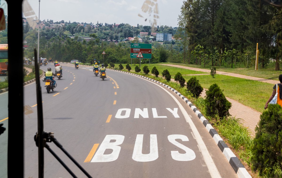 EcofleetRw's tweet image. Guhera kuri uyu wa gatanu mu gitondo muri #Kigali  haratangira ya gahunda yo guharira inzira imodoka zitwaye abagenzi mu buryo bwa rusange mu mihanda 4. 

Imyiteguro yarangiye? Bisi zirahari ku bagenzi bose babishaka? Abagenda mu modoka zabo bafite indi mihanda ibageza aho