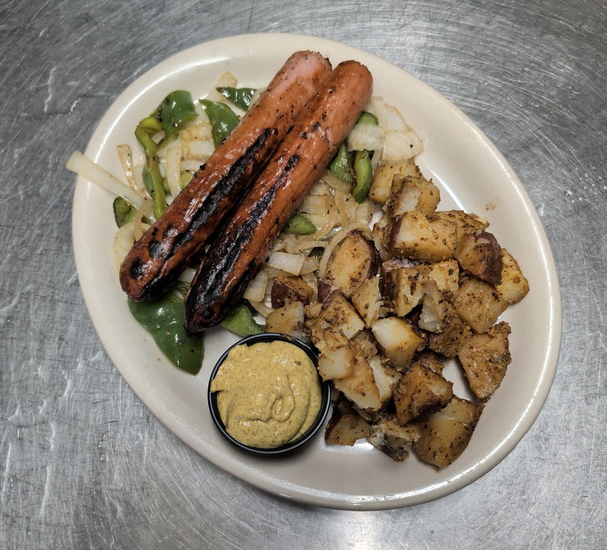 HickoryTapRoom's tweet image. 🎉Dinner Specials: 2 Polish Sausage links on a bed of peppers and onions with roasted red potatoes and spicy mustard - $15.95
Soup: Italian White Beans and Potatoes 
Dessert:  Peanut Butter Explosion Cake 

☎️ 828-322-1965
222 Union Square Hickory, NC 28601 

#craftbeer