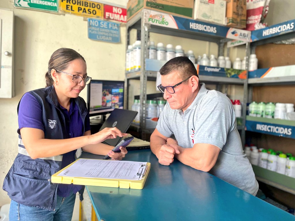 AgrocalidadZ5's tweet image. #Guayas | Ejecutamos operativos de control post registro en establecimientos de insumos agrícolas del cantón Pedro Carbo, para verificar el cumplimiento de estándares técnicos y buenas prácticas que garantizan la calidad de los productos comercializados.