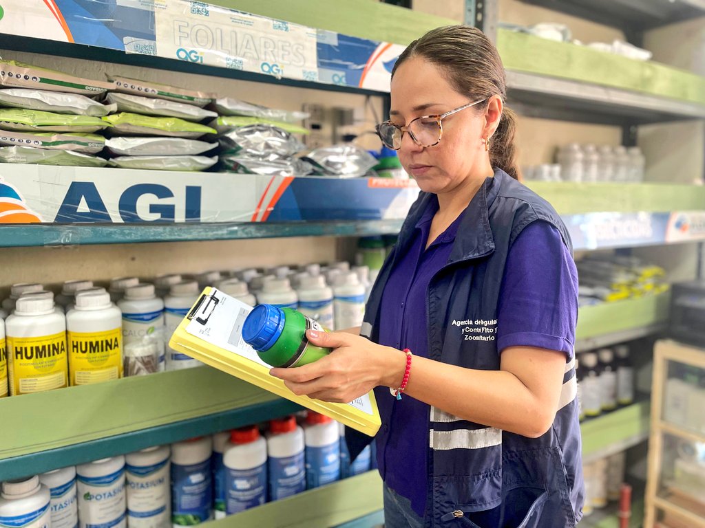 AgrocalidadZ5's tweet image. #Guayas | Ejecutamos operativos de control post registro en establecimientos de insumos agrícolas del cantón Pedro Carbo, para verificar el cumplimiento de estándares técnicos y buenas prácticas que garantizan la calidad de los productos comercializados.