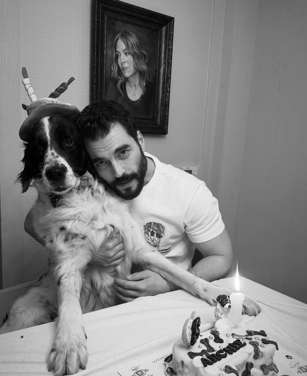 Başarılı oyuncu Akın Akınözü, köpeği Archie'nin doğum gününü kutladı.. 23 Nisan çocuğu. İyi ki doğdun Archie'm. 8'i de devirdik, daha nicelerine. 🧿