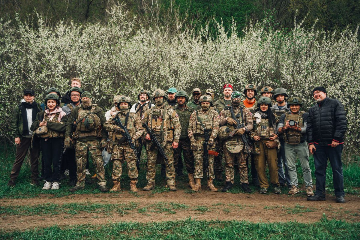 MKBattalionOf's tweet image. Friends, recently some international journalists came to us to witness high professional level of our soldiers

It’s no secret that we’re fighting for the truth but due to #Ukrainian authorities only lies are reaching the foreign media

Follow our social media to stay updated