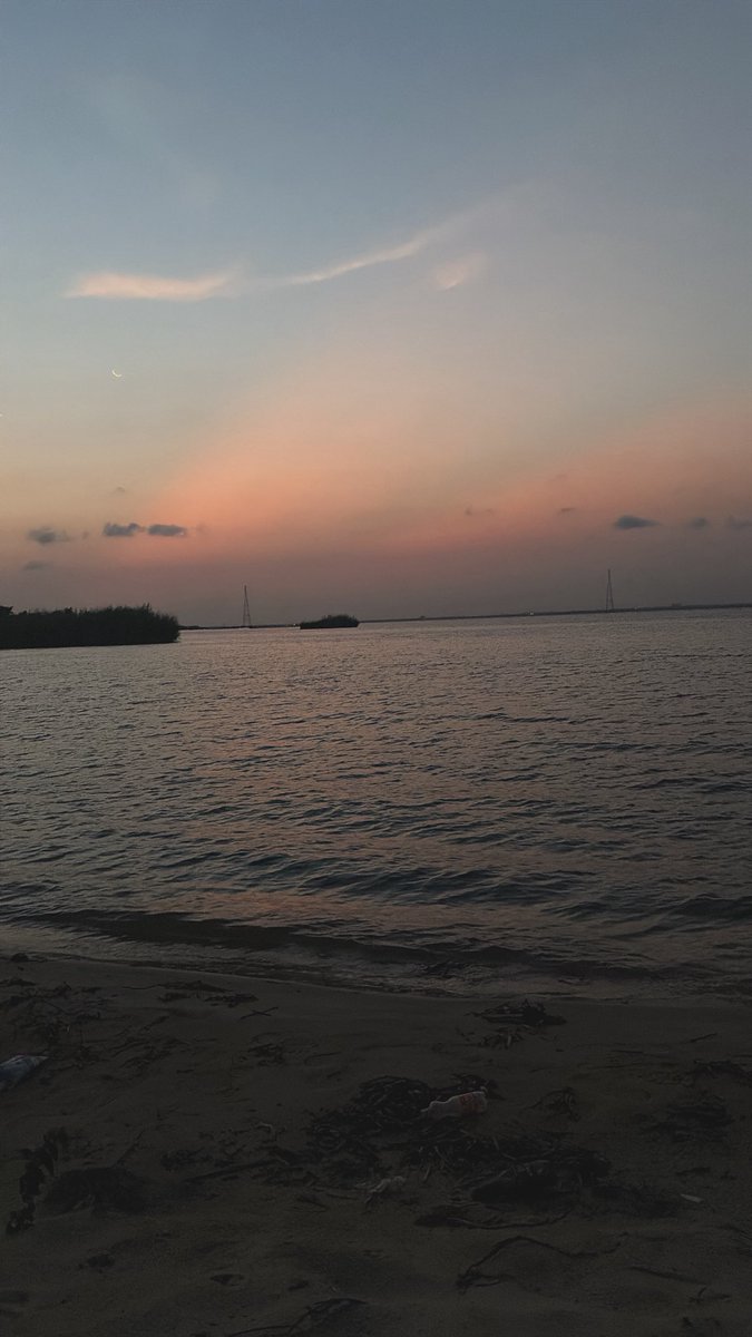 SEGUN33100's tweet image. Lagos has its moments, and this is definitely one of them. Nothing beats the Atlantic breeze to clear your head. 🇳🇬.  Nature is soo beautiful 

 #BeachLife #Lagos #GoldenHour #OceanStateOfMind
