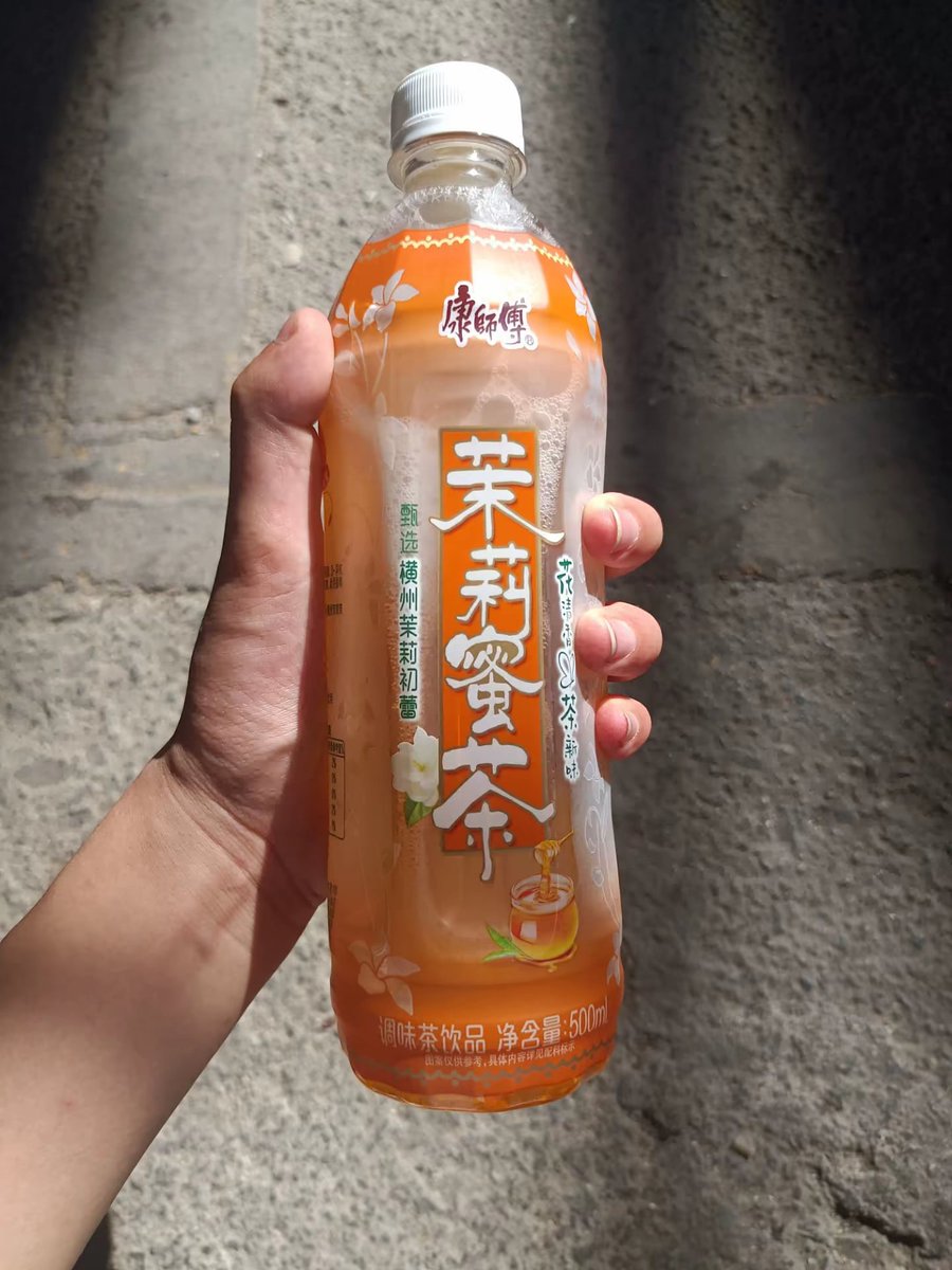 Bobbysolo11's tweet image. Spotted a street artist turning a blank wall into a canvas of color—sunlight hitting their brushstrokes just right.  #StreetArt #UrbanCreativity