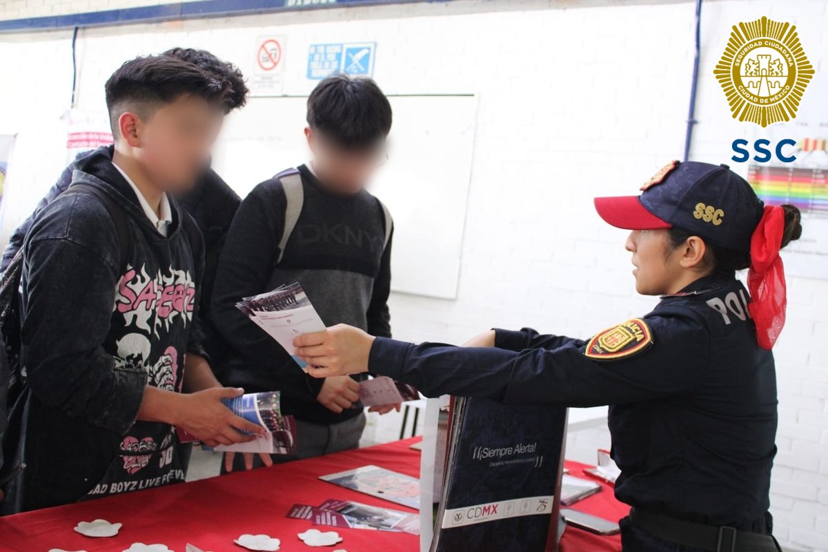 PBI_SSC's tweet photo. Personal de la #PBI de la @SSC_CDMX participó en la #FeriaDeSeguridad que se realizó en el @CONALEP_Mex #Aeropuerto, en la @A_VCarranza, en donde, a través del #StandInformativo y juegos, informaron a las y los estudiantes sobre el #Reclutamiento y los servicios que ofrece la corporación. 👮‍♀️📚👮