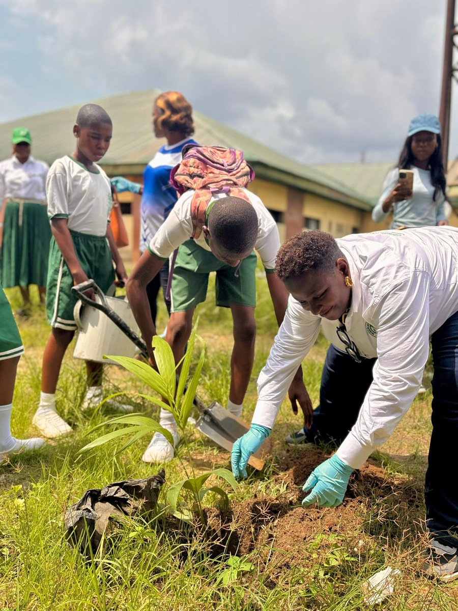 NationalNes's tweet image. Eath Day activities by @NationalNes Rivers State Chapter, led by the Chapter Chairman. It was a meaningful blend of dialogue &amp;amp; action in Rumurulo Town.
A symposium at the Community School Rumurulo brought experts, students and the traditional ruler on #environment #SDGs #climate