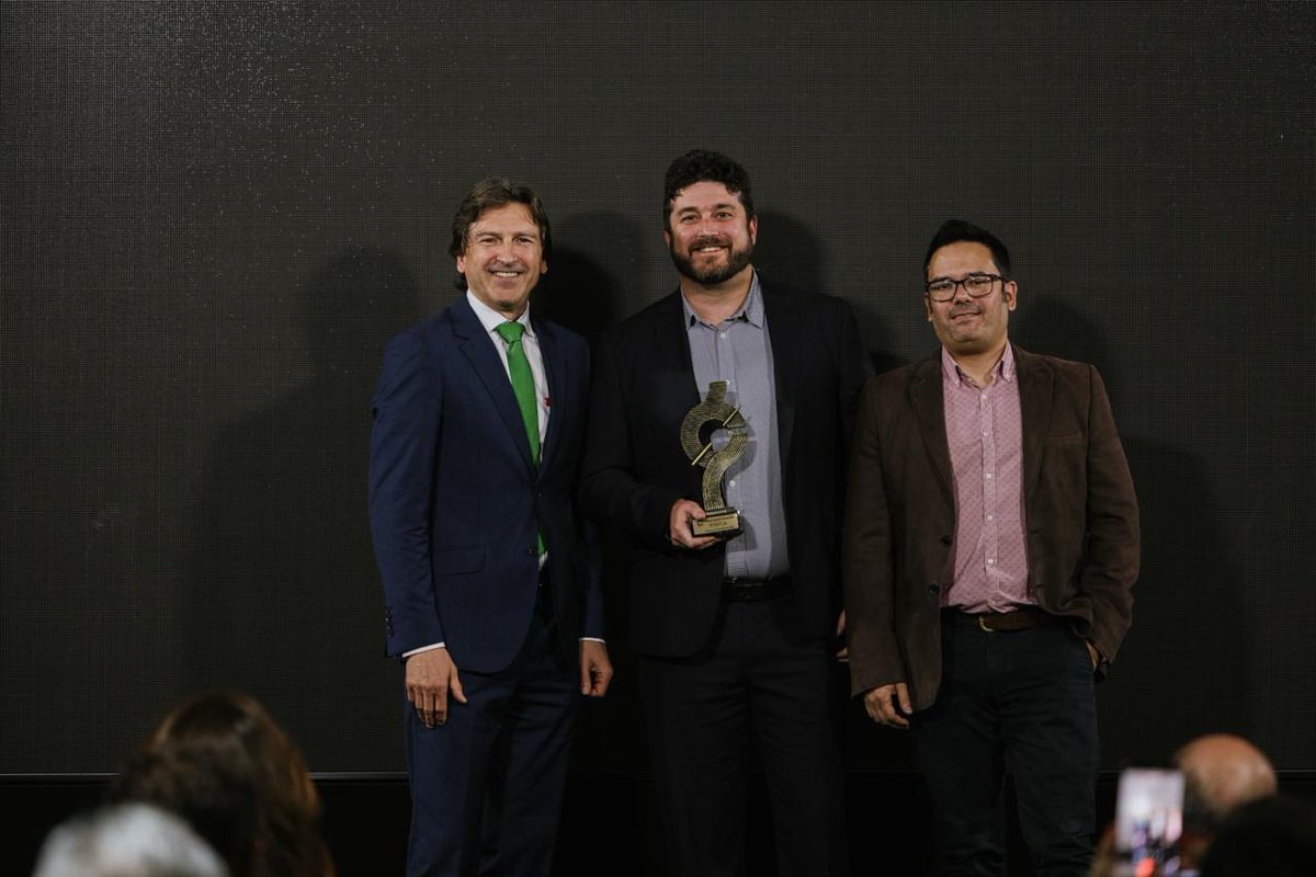 COIICV's tweet photo. 🏆 Premio Sapiens Empresa para @nitsnets.

👉 Entrega el premio @jppenarrubia, vicepresidente del COIICV.

#SI2026 https://t.co/Caubj717hR