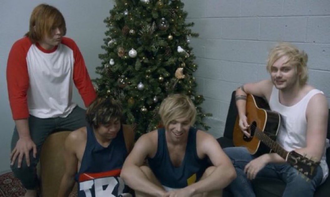 PERFECTLIESAFI's tweet photo. When 5sos decided to break their fans https://t.co/q1EnanqvXH