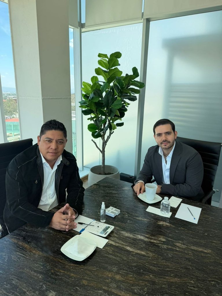 RGC_Mx's tweet photo. Me reuní con Mauricio Mahbub Tamez, presidente de la Cámara Nacional  de Servicios y Turismo (Canaco-Servytur) en San Luis Potosí, les cuento que vamos a firmar un convenio entre el Gobierno del Estado y el sector empresarial potosino, que otorgue incentivos fiscales a quienes decidan emprender un negocio. 🤝✨

En San Luis Potosí vamos por más crecimiento dando oportunidades a los emprendedores y que a nuestra gente le vaya cada vez mejor. 🚀📈

#PotosíSinLímites #ElCambioQueSeVive