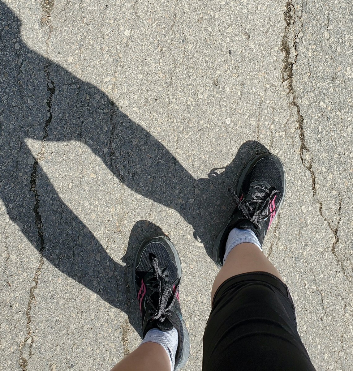 SmokeSignalSole's tweet image. Lurking in my shadow 👀

#beautifulday #walk #shoes #feetworshi̇p #feet