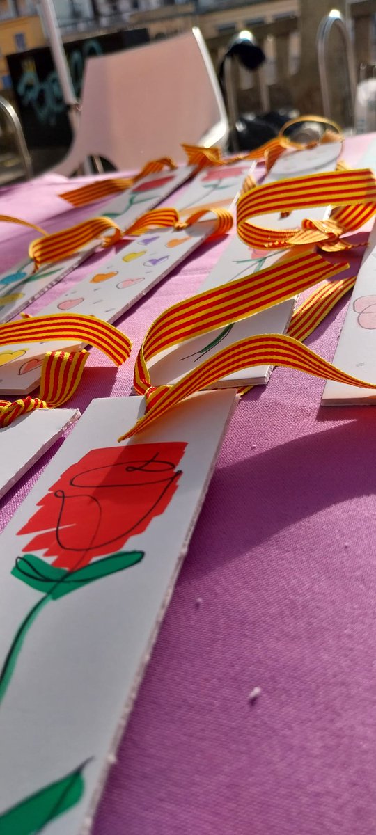 abigirona's tweet photo. S'ha acabat un altre Sant Jordi i estem contents. Hem conegut gent nova, hem parlat del #TrastornBipolar, i hem gaudit d'un bon dia compartit amb amics. Moltes gràcies a tots els que ho heu fet possible esperem retrobar-vos ben aviat! https://t.co/WD1sqH09Ze