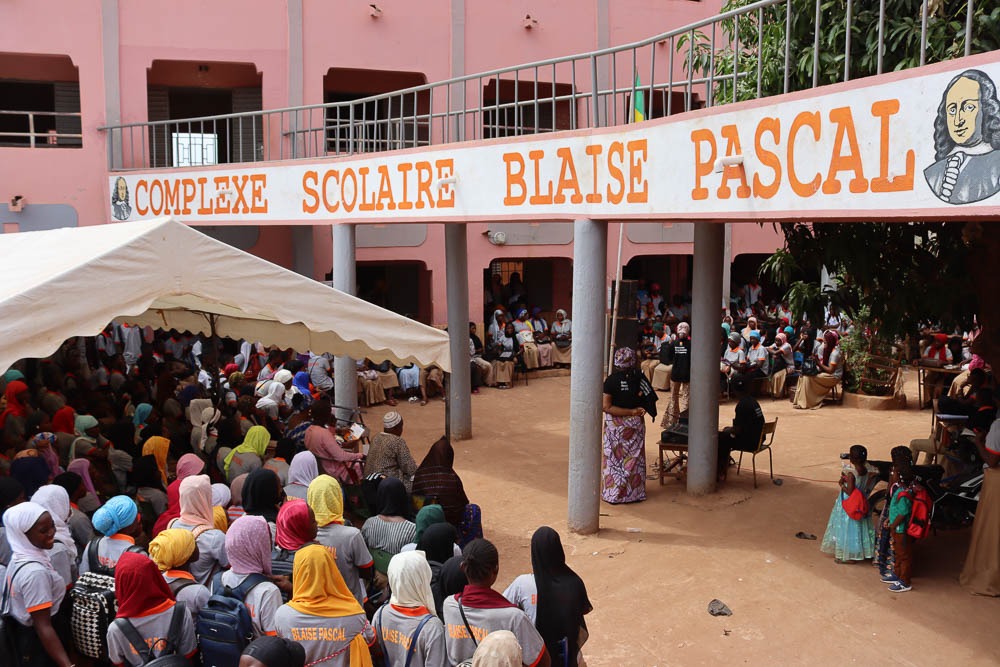 isocml's tweet photo. #CAMPAGNE_RS_3e_SIKASSO
Au Complexe Scolaire #BLAISE_PASCAL, on a parlé IA.
Oui, elle aide dans les études.
Mais attention : usage excessif = risque de paresse intellectuelle. L’#IA ne doit pas remplacer votre cerveau ! Restez maîtres de votre réflexion.
@internetsociety
#Etude https://t.co/BHLTx6x7bk