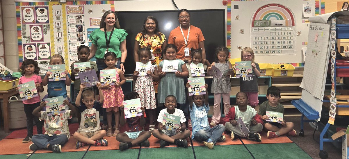 queenAngie0326's tweet image. I love little people.  
Giving book to the kids..
Have a blessed day. #HUGS @highlight @Everyone #trinityvisionglobalinc #TrinityVision #highlights #everyone #lovewins #kindness. #rotaryinternational #rotaryclub #Rotary