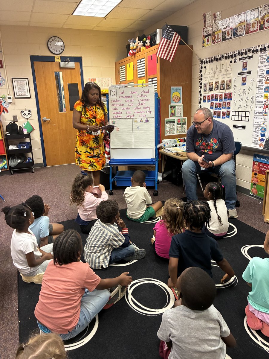queenAngie0326's tweet image. I love little people.  
Giving book to the kids..
Have a blessed day. #HUGS @highlight @Everyone #trinityvisionglobalinc #TrinityVision #highlights #everyone #lovewins #kindness. #rotaryinternational #rotaryclub #Rotary