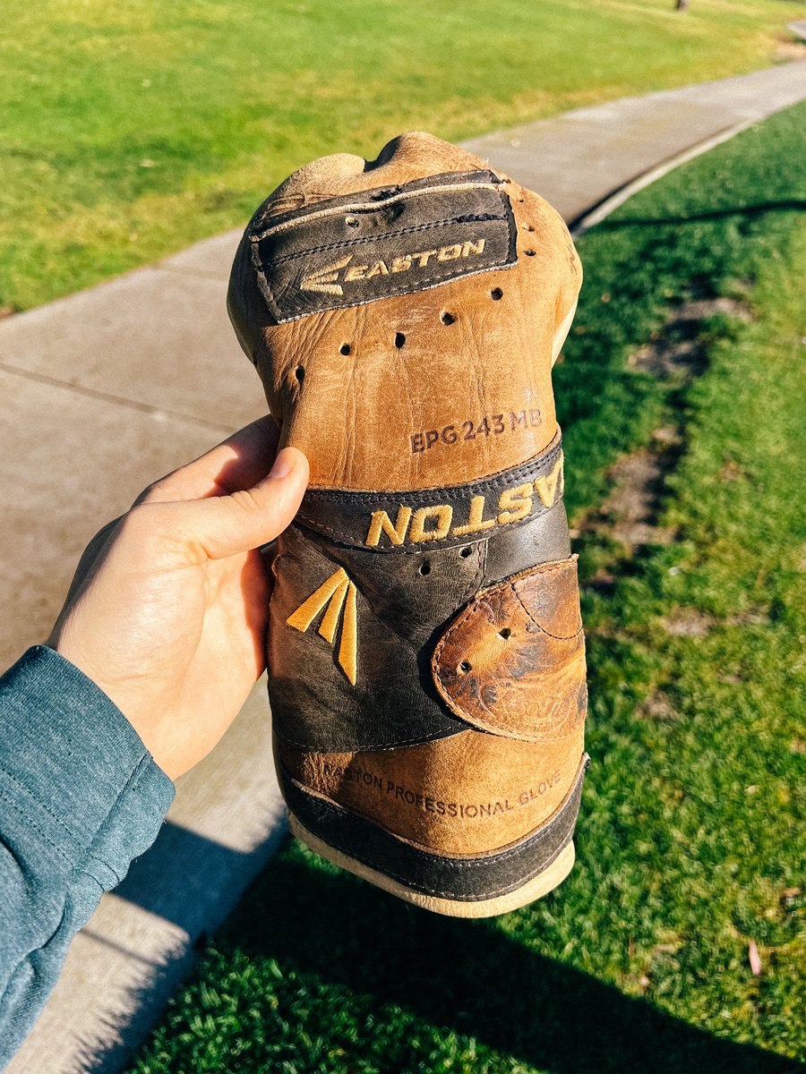 pairedupstories's tweet photo. My random pairing at the muni this morning was a minor league baseball player turned firefighter named Jarrett.

When he retired from baseball, a friend asked for his catcher’s mitt and repurposed it as a head cover. https://t.co/ueC5TIzuuf