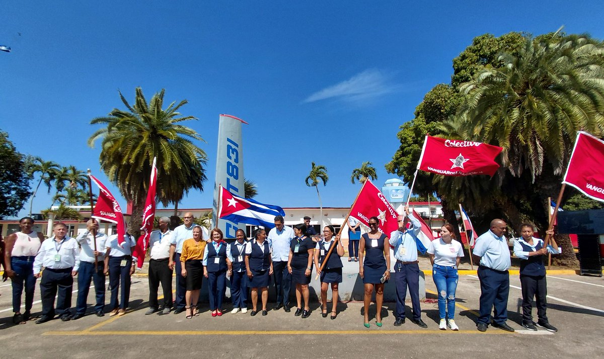 La Empresa de Servicios a la Aviación Civil <a href="/ServacCuba/">SERVAC S.A. Servicios a la Aviación Civil</a> recibió la condición de #VanguardiaNacional. Este reconocimiento lo otorga la CTC 
por los resultados alcanzados, el compromiso y la entrega de su colectivo de trabajadores.
#AviaciónCubana ✈️🇨🇺