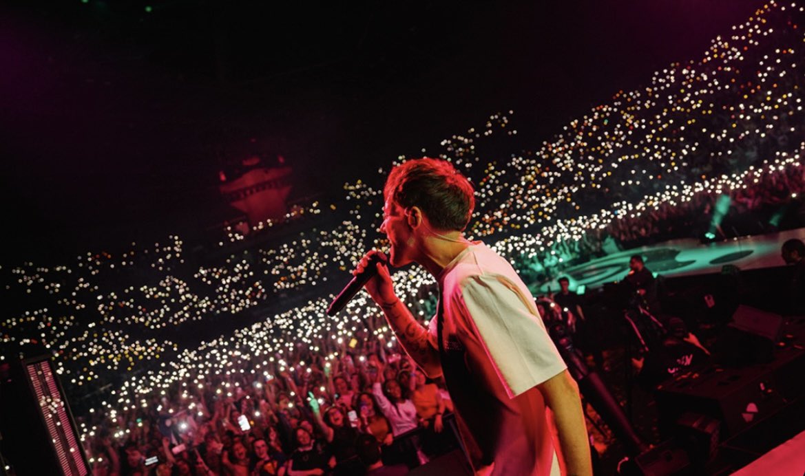 louisunshinerry's tweet photo. It’s Louis’ world and we’re just living in it https://t.co/pUZNgrtPxc