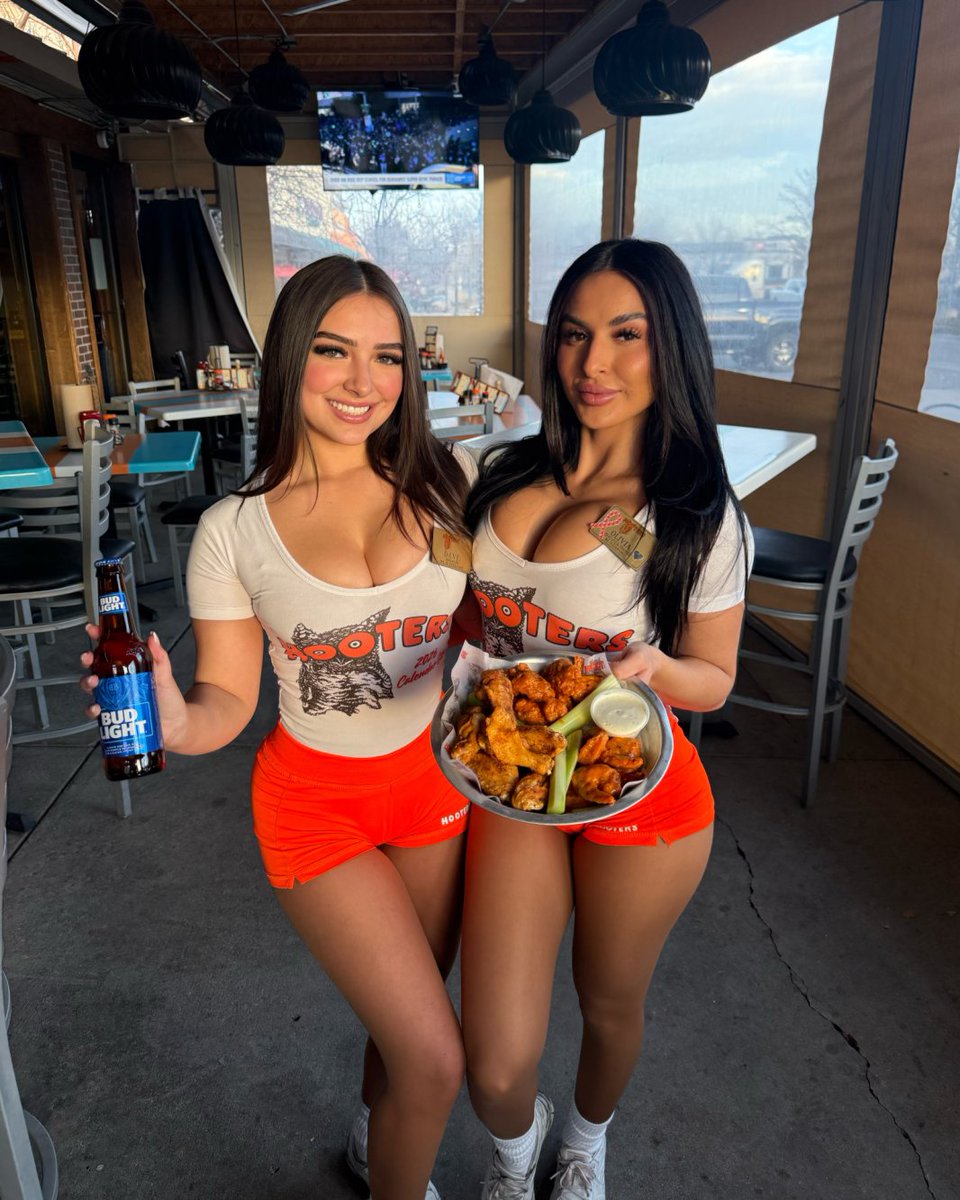 HootersCO's tweet image. It's Game 3 and you’re really thinking about watching this at home?? 🏀🤨
No way!

Pull up to Hooters and do it right!
📺 Wall to wall TVs 
🍗 World Famous Wings 
🍺 $4.15 Coors Light Big Daddies
🔥 $5.19 Hootie Shots

Bring the crew. Get loud

#Nuggets #NBAPlayoffs #Colorado