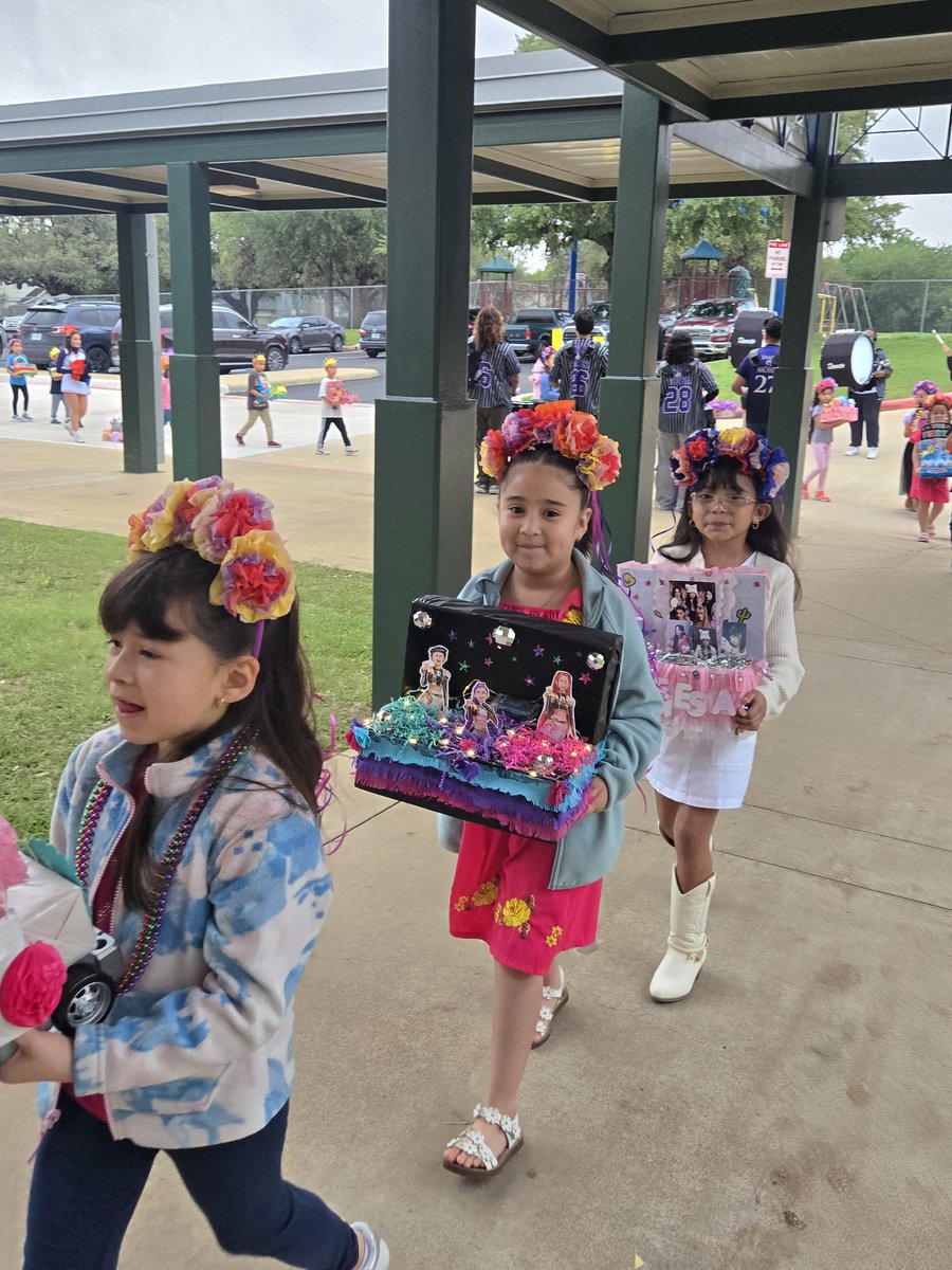 vl_segovia's tweet photo. Always a fun time at our Annual Fiesta Event! Glad to have our community partners, district leaders, wonderful staff, stidents, and parents here for the festivities!  @NISDMyers @claudiacolunga7 @westoverhills @VillagePBC @utsacheer @NISDJay @NISDWarren @rdjusmc https://t.co/g0OSL867ZU