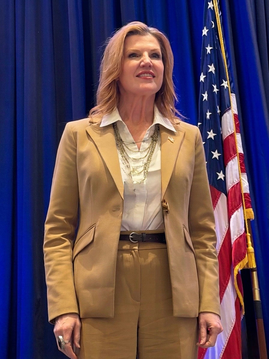 Moving at the speed of war! 🦅

Yesterday at the Potomac Officers Club Digital Transformation Summit, DoW CIO Hon. Kirsten Davies delivered a powerhouse keynote to defense and industry leaders that are moving at the speed of war to deliver capabilities to our Warfighters that are https://t.co/uN7gmstX6B