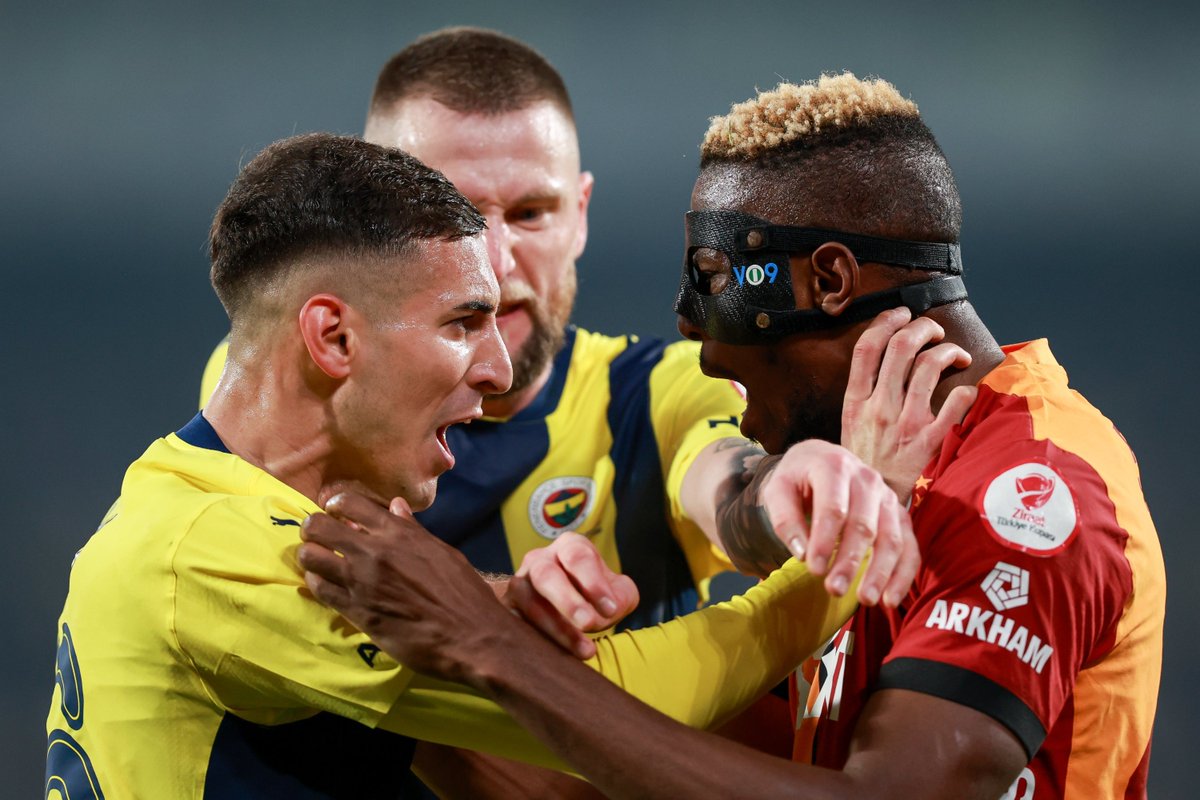 ultras_antifaa's tweet photo. Football in Turkey:

A controversial referee has been appointed for the Galatasaray vs Fenerbahçe derby, the most important match in the country, which will be played this weekend. The appointed referee is also from the city of Trabzonspor, the third club in the title race. In response, Galatasaray made a social media post criticising the appointment. Fenerbahçe replied by accusing Galatasaray of demanding privileges.

At the same time, the Minister of Sports was attending a groundbreaking ceremony for a basketball court to be built around Galatasaray’s stadium. Although known as a Fenerbahçe supporter, he was criticised for praising Galatasaray, and some Fenerbahçe players unfollowed him on social media. This situation went viral on social media. The same minister is also known as the person who helped Vedat Muriqi, who is currently enjoying a successful season with RCD Mallorca, go to Fenerbahçe by cancelling his Galatasaray transfer through political power.

At that very moment, the president of Fenerbahçe was visiting the Interior Minister.

Although the managements and presidents of football clubs in Turkey are largely shaped by the influence of the ruling political power, supporters of clubs in the title race still claim that their rivals enjoy political privileges. Last year, a major pro-government event was also held at the stadium of Beşiktaş, whose supporters are known for having a more oppositional identity compared to other clubs, and it caused controversy. Despite all this, Turkey is also one of the countries where the cliché “football and politics are separate” is most strongly accepted. (Source: Sopalı Pankart)